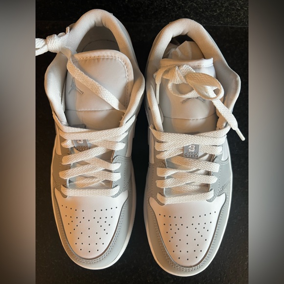 NIB Women’s Air Jordan 1 Low White/Wolf Grey-Aluminum DC0774-105 - Picture 3 of 10